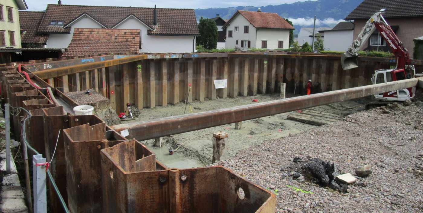 MFH Kantonsstrasse 71, Reichenburg, Rissprotokolle/Zustandsaufnahmen, Setzungsmessungen der Umgebung, Geodätische Überwachung der Baugrube, Erschütterungsmessungen, Bauvermessung