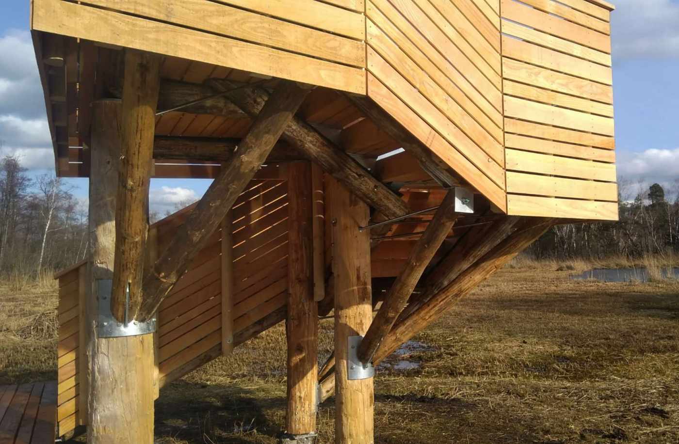 Aussichtsplattform Mettmenhaslisee
 8155 Niederhasli, Projektierung und Realisierung der Holzkonstruktion in Rundholz und der Fundation inkl. Ausschreibung.