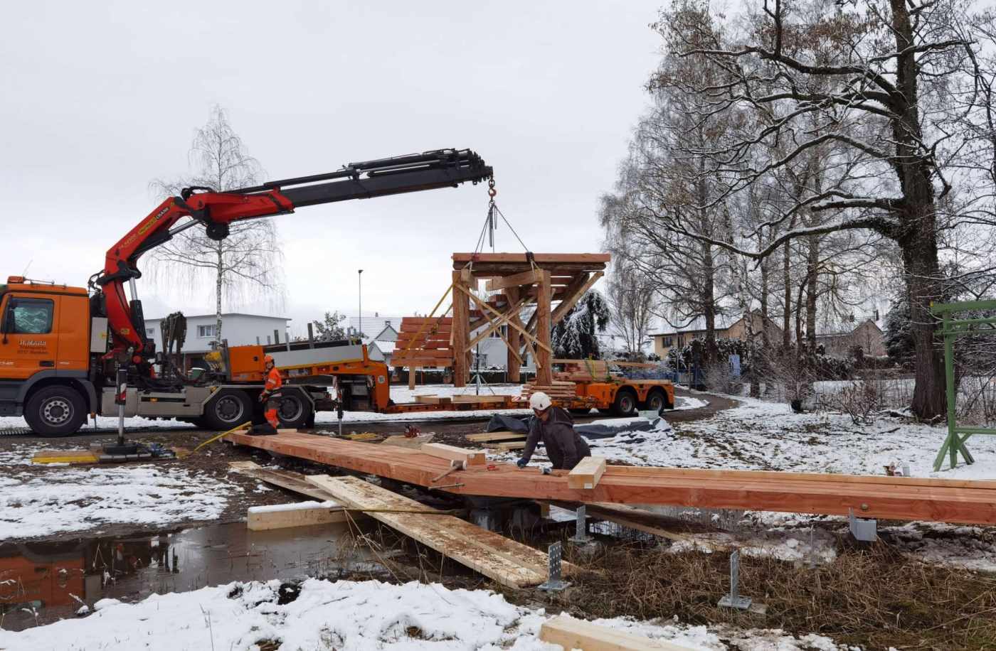 Aussichtsplattform Mettmenhaslisee
 8155 Niederhasli, Projektierung und Realisierung der Holzkonstruktion in Rundholz und der Fundation inkl. Ausschreibung.