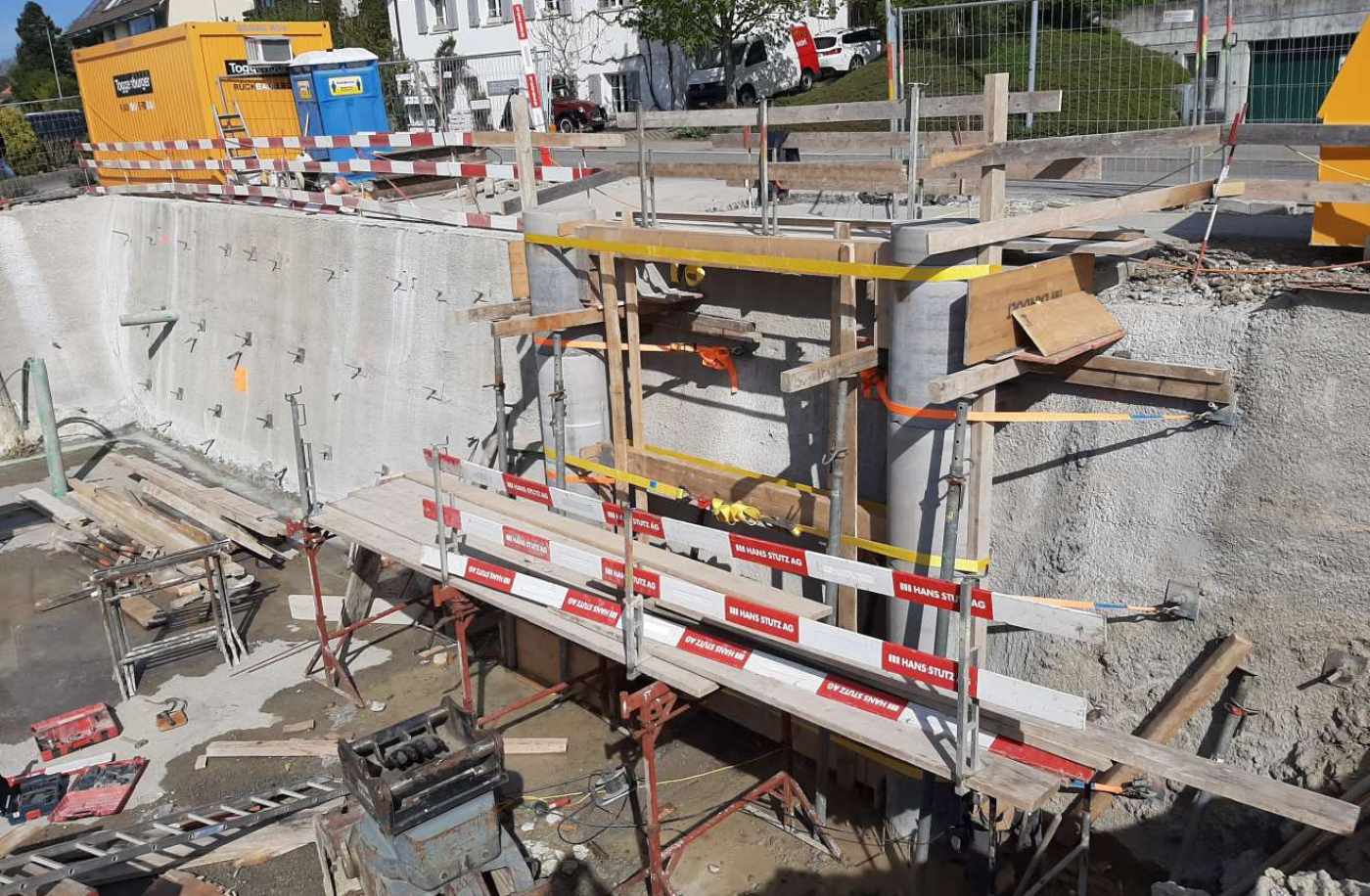 Baugrube Neubau MFH Unterdorfstrasse,
Brütten, Projekt, Ausschreibung und Baukontrolle