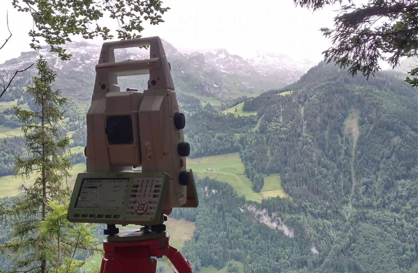 Deformationsmessung Schwarzstock, Muotathal, Durchführung der Folgemessung nach altem Messkonzept (tachymetrisch), Einrichtung und Messung neues Messkonzept (GNSS)