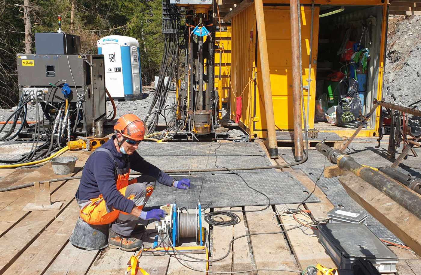 Überwachungsbohrungen Sondierstollen und Bohrungen Brienz/Brinzauls GR, Instrumentierung in Sondierbohrung KB12 per Helikoptereinsatz, Inklinometer bis 108 m mit Porenwasserdruckgeber und Logger, Bohrlochscan und Torsionsmessung mit dem Gyro, Instrumentierung in Überwachungs-bohrung ÜB1, 80 m mit 2 Porenwasserdruckgeber