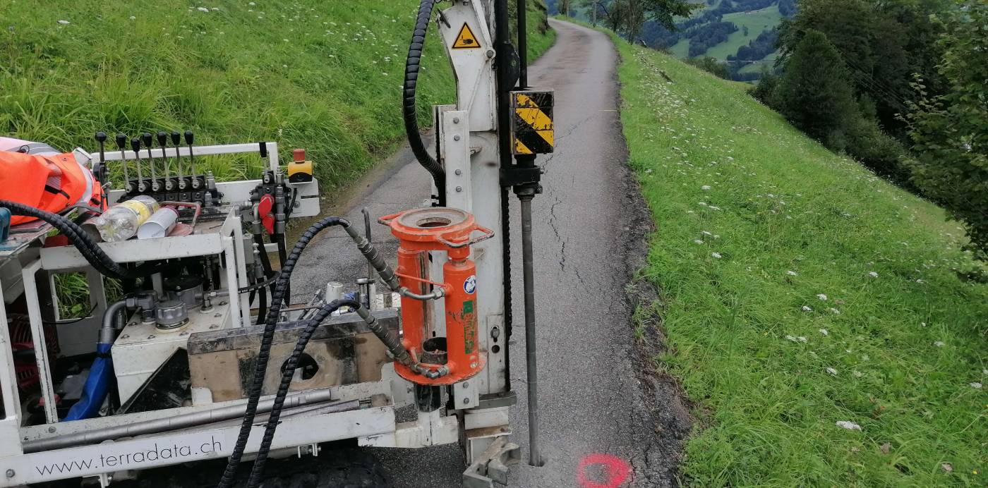 Rammsondierungen Urmibergstrasse, Seewen SZ, 19 Rammsondierungen von 0,5m bis 6m auf einer Länge von ca. 2,5 km an einer Bergstrasse