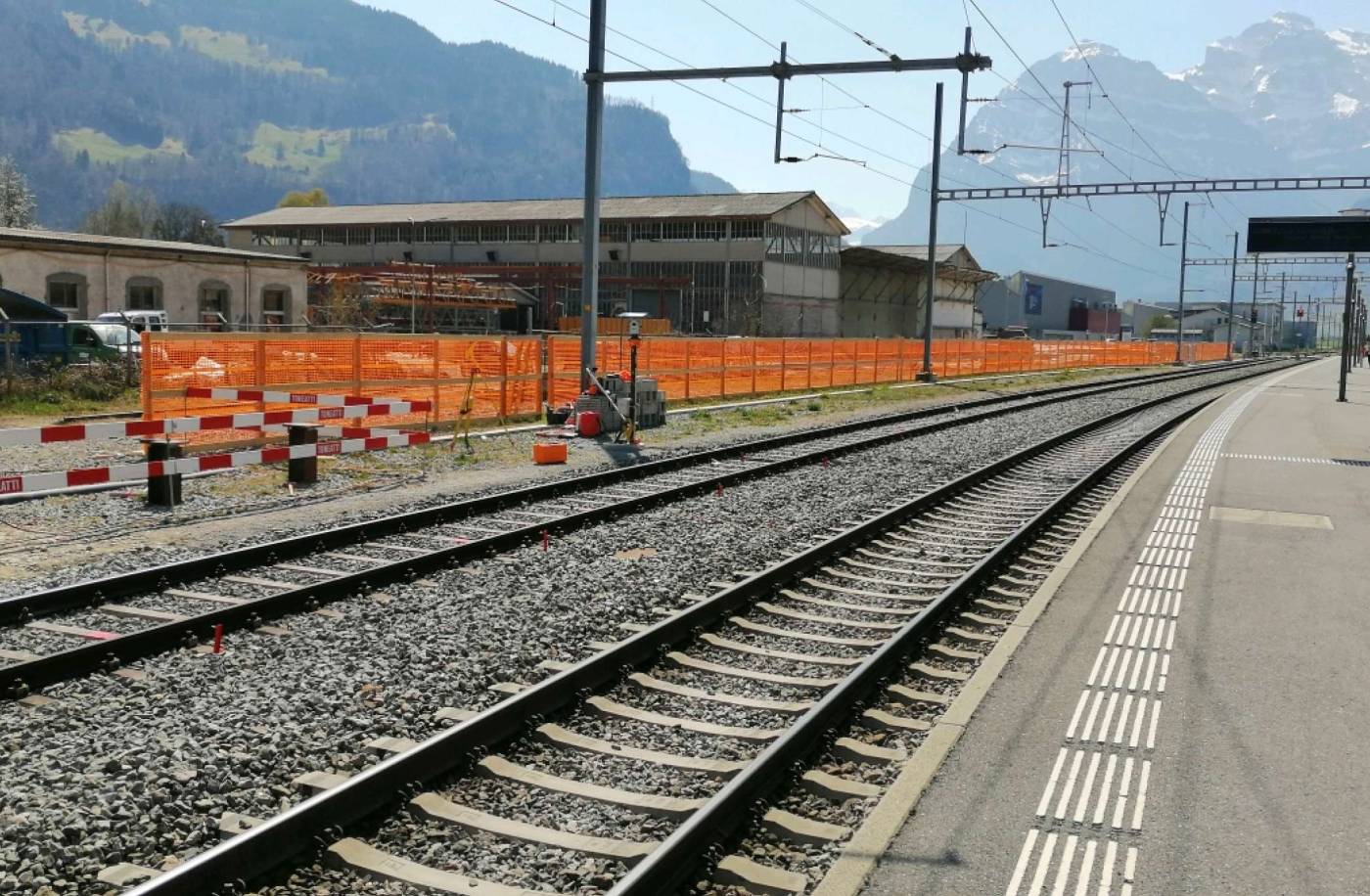 Personenunterführung Bahnhof Näfels, Installation und Betrieb einer automatischen, tachymetrischen Überwachung der Gleise und Fahrleitungsmasten, Manuelle geodätische Überwachung von umliegenden Gebäuden