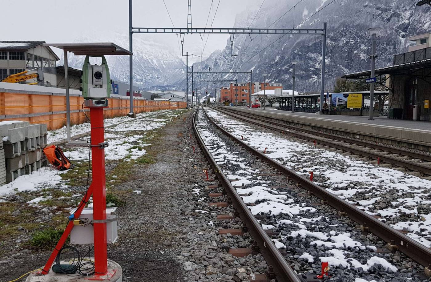 Personenunterführung Bahnhof Näfels, Installation und Betrieb einer automatischen, tachymetrischen Überwachung der Gleise und Fahrleitungsmasten, Manuelle geodätische Überwachung von umliegenden Gebäuden