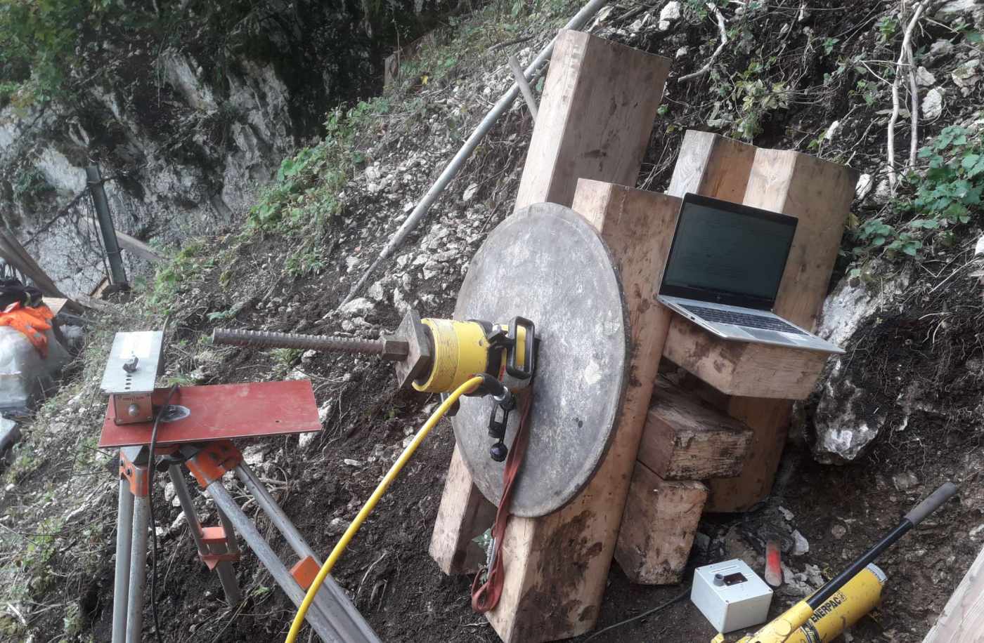 Col des Roches, Le Locle NE, Ankerversuche, 7 Zugproben von neu erstellten Stab- und Seil-Ankern,,3x vertikal, 4x schräg bis 45°,,Im Fels und Lockergestein verankert