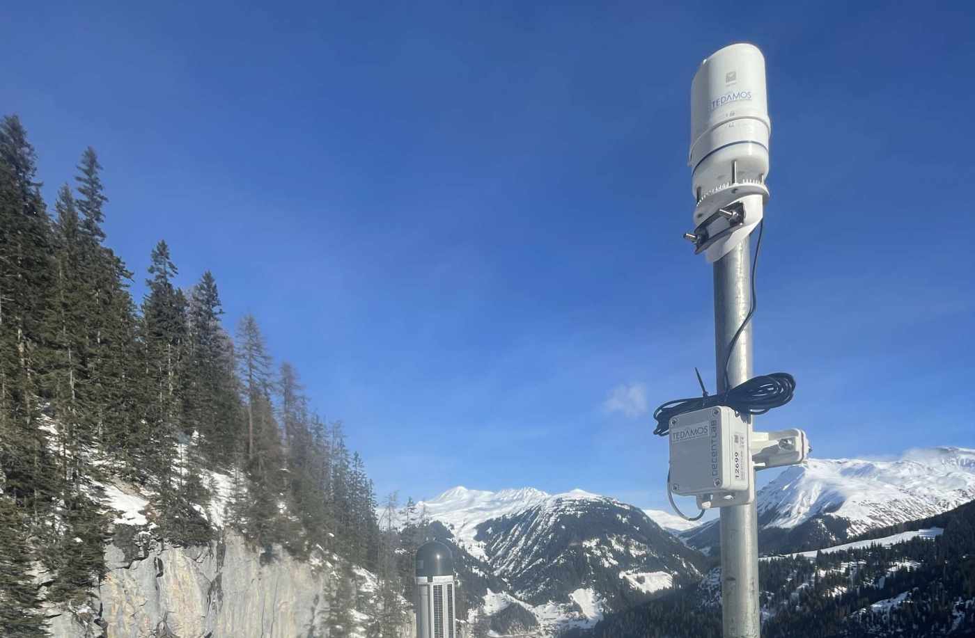 Überwachung Felsturm Litzirüti (Arosa), Entwicklung Überwachungskonzept, Installation und Betrieb von 4 solarbetriebenen GPS-Stationen (inkl. 1 Referenz), 2 LoRa-Neigungssensoren und 1 LoRa-Meteostation, Darstellung aller Messungen im Webportal TEDAMOS