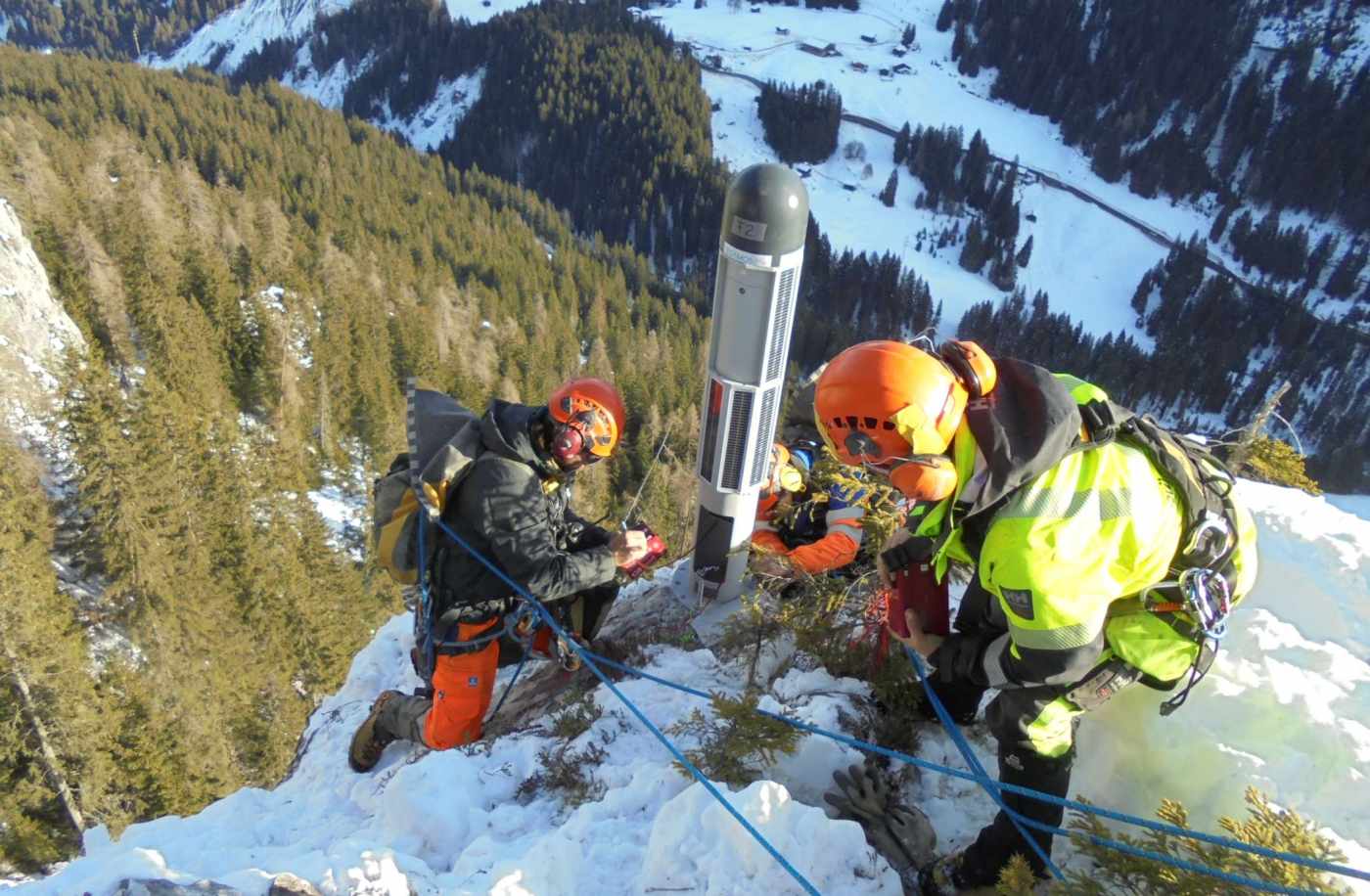 Überwachung Felsturm Litzirüti (Arosa), Entwicklung Überwachungskonzept, Installation und Betrieb von 4 solarbetriebenen GPS-Stationen (inkl. 1 Referenz), 2 LoRa-Neigungssensoren und 1 LoRa-Meteostation, Darstellung aller Messungen im Webportal TEDAMOS