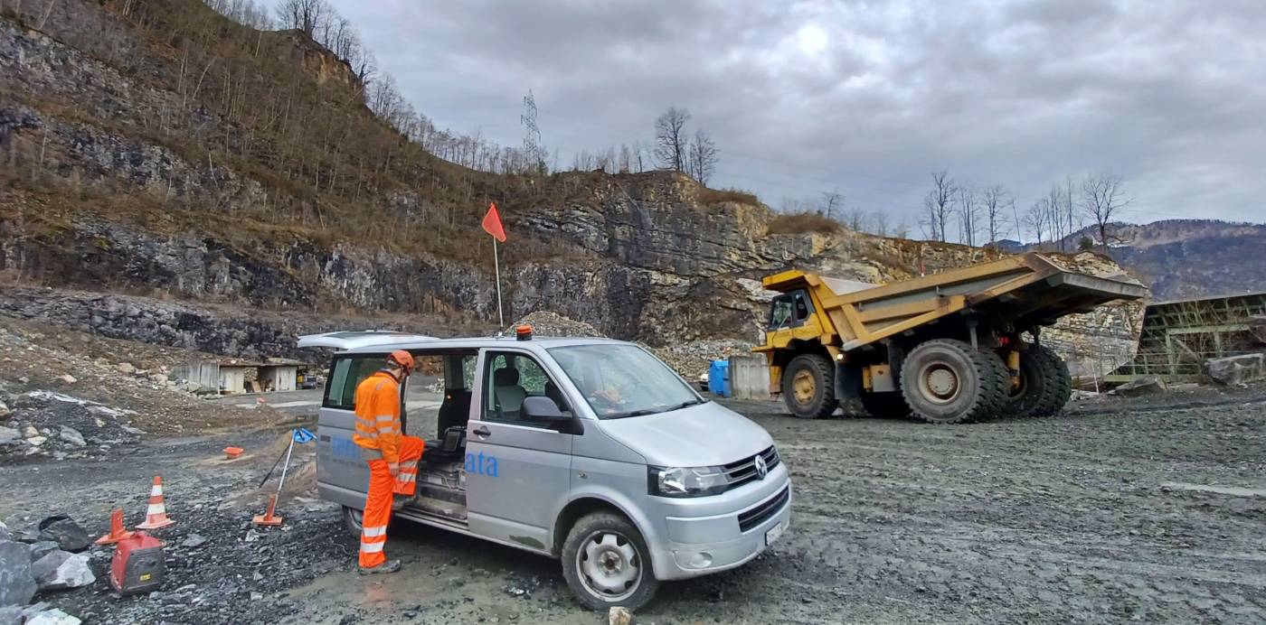 Bohrlochmessungen im Steinbruch Hettis, Ingenbohl SZ, 7 Bohrlochmessungen, Tiefe bis 60 m, Durchmesser 110 mm, 20° geneigt aus der Vertikalen, Bohrlochscan & Bohrlochverlaufsmessung