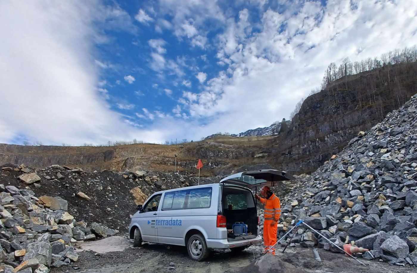 Bohrlochmessungen im Steinbruch Hettis, Ingenbohl SZ, 7 Bohrlochmessungen, Tiefe bis 60 m, Durchmesser 110 mm, 20° geneigt aus der Vertikalen, Bohrlochscan & Bohrlochverlaufsmessung