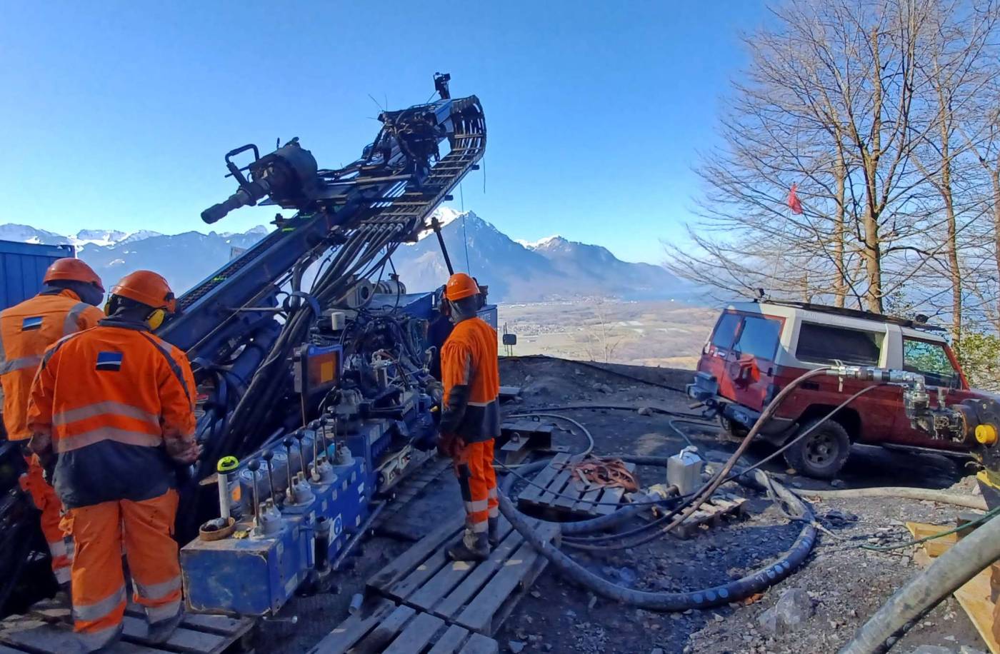 Bohrlochvermessung Steinbruch Carrière d'Arvel, Villeneuve VD, 1 Bohrung: geneigt 30° von der Horizontale, 300 m Tiefe, Bohrlochvermessung in 3 Etappen nach jeweils 100 m Vortrieb