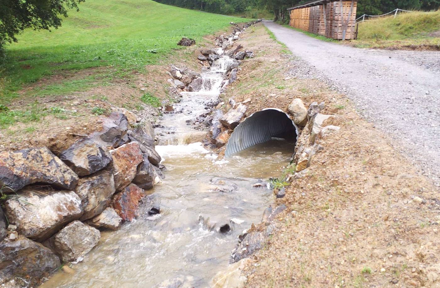 Revitalisierung Johannisbächli, Einsiedeln, Vorprojekt mit Variantenstudium, Bauprojekt, Hydraulische Modellierung, Öffentlichkeitsarbeit, Bauherrenunterstützung, Submissionsprojekt, Ausführung Bauleitung