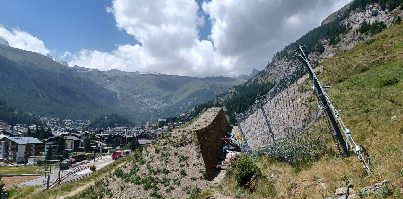 Bohrlochscanning und -vermessung für neuen Bahntunnel Täsch-Zermatt/VS, In 2 subhorizontalen Bohrungen von 30 m Tiefe:, Optisches (OPTV) und akustisches Bohrlochscanning (BHTV), Bohrlochverlaufsmessungen
