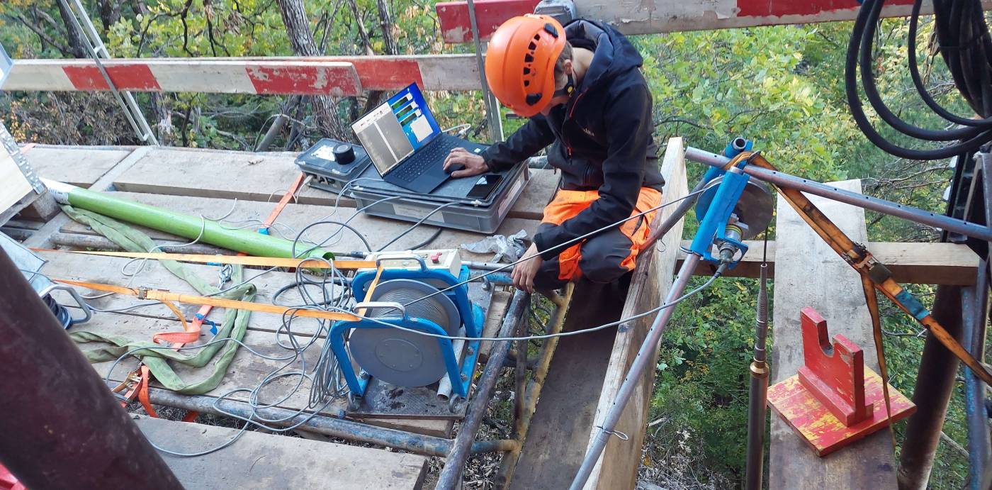 St. Luzibrücke, Schanfiggerstrasse, Chur GR, Bohrlochscanning mit einem optischen und einem akustischen Scanner, FullWaveSonic (FWS) Messungen, 5 Bohrungen, 20-30m tief, vertikal und schräg (30° von der Horizontalen nach unten), Arbeiten in steilem Gebiet mit Hilfe von Helikopter-Einsätzen