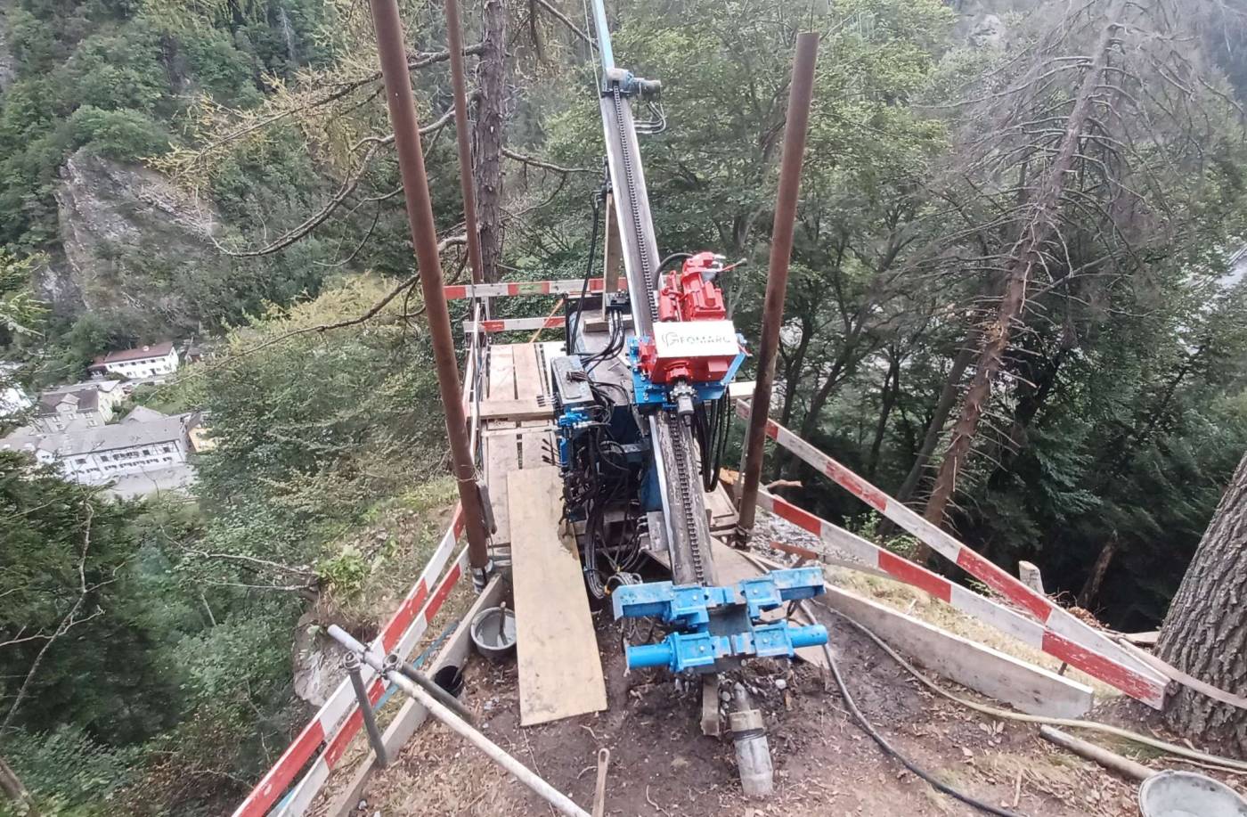 St. Luzibrücke, Schanfiggerstrasse, Chur GR, Bohrlochscanning mit einem optischen und einem akustischen Scanner, FullWaveSonic (FWS) Messungen, 5 Bohrungen, 20-30m tief, vertikal und schräg (30° von der Horizontalen nach unten), Arbeiten in steilem Gebiet mit Hilfe von Helikopter-Einsätzen