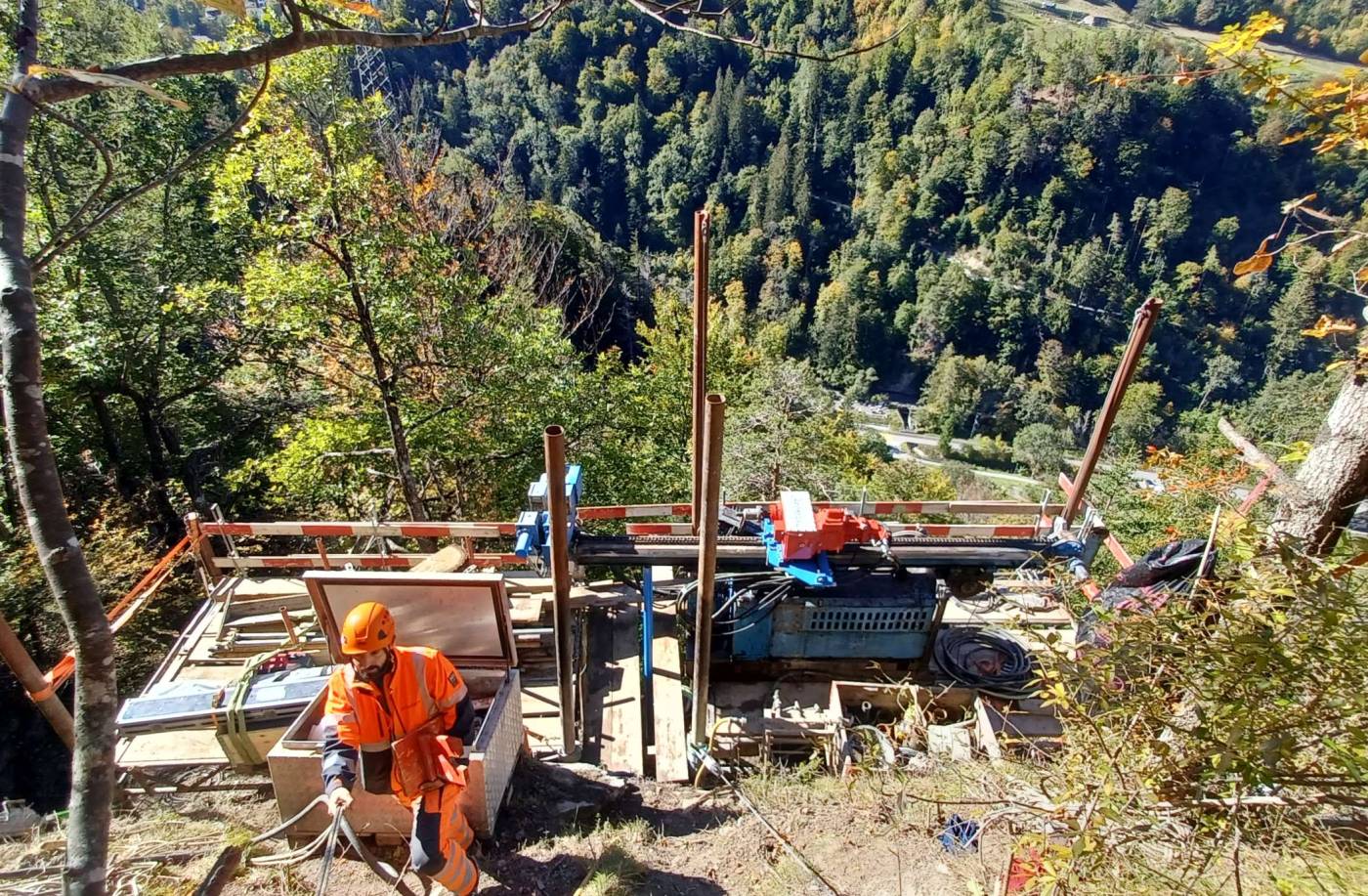 St. Luzibrücke, Schanfiggerstrasse, Chur GR, Bohrlochscanning mit einem optischen und einem akustischen Scanner, FullWaveSonic (FWS) Messungen, 5 Bohrungen, 20-30m tief, vertikal und schräg (30° von der Horizontalen nach unten), Arbeiten in steilem Gebiet mit Hilfe von Helikopter-Einsätzen