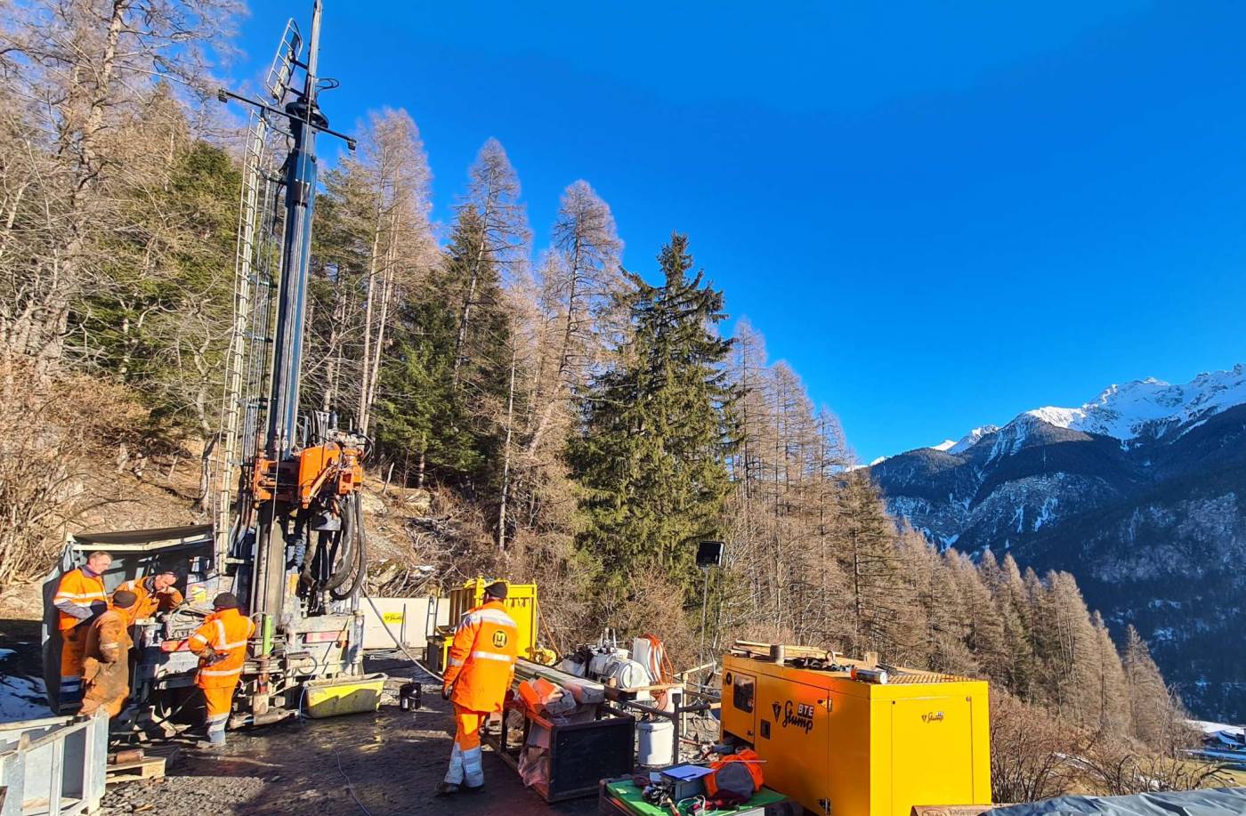 Brienzerrutsch, KB13 Sondierbohrung, GR, Bohrlochscanner bis ca 200m, Einbau von Inklinometerrohren und drei Porenwasserdruckgebern bis 200m, Datalogger für eine kontinuierliche Überwachung, Inklinometer- und Torsions-Messungen