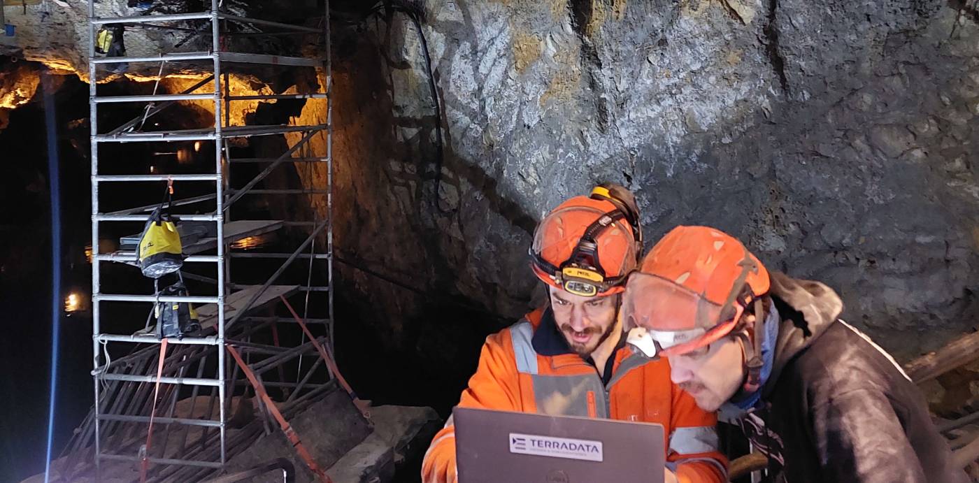 Deckenüberwachung, Lac Souterrain 
in Saint-Léonard VS, Demontage veralteter Sensorik mit Kabelverbindung (seit 1991!), Installation und Betrieb von 9 