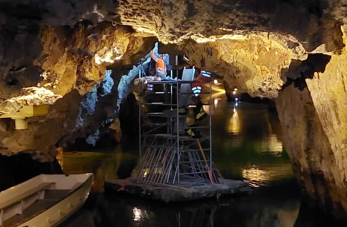 Deckenüberwachung, Lac Souterrain 
in Saint-Léonard VS, Demontage veralteter Sensorik mit Kabelverbindung (seit 1991!), Installation und Betrieb von 9 