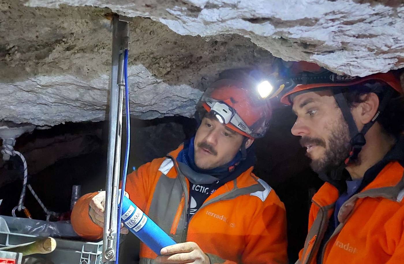 Deckenüberwachung, Lac Souterrain 
in Saint-Léonard VS, Demontage veralteter Sensorik mit Kabelverbindung (seit 1991!), Installation und Betrieb von 9 