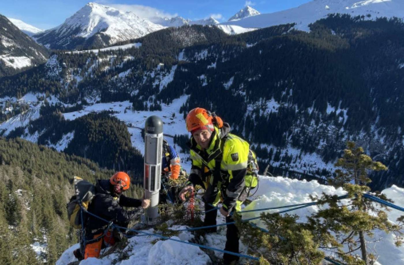 Überwachung Felsturm Litzirüti (Arosa), Entwicklung Überwachungskonzept, Installation und Betrieb von 4 solarbetriebenen GPS-Stationen (inkl. 1 Referenz), 2 LoRa-Neigungssensoren und 1 LoRa-Meteostation, Darstellung aller Messungen im Webportal TEDAMOS, Alarmierung bei Grenzwertüberschreitungen