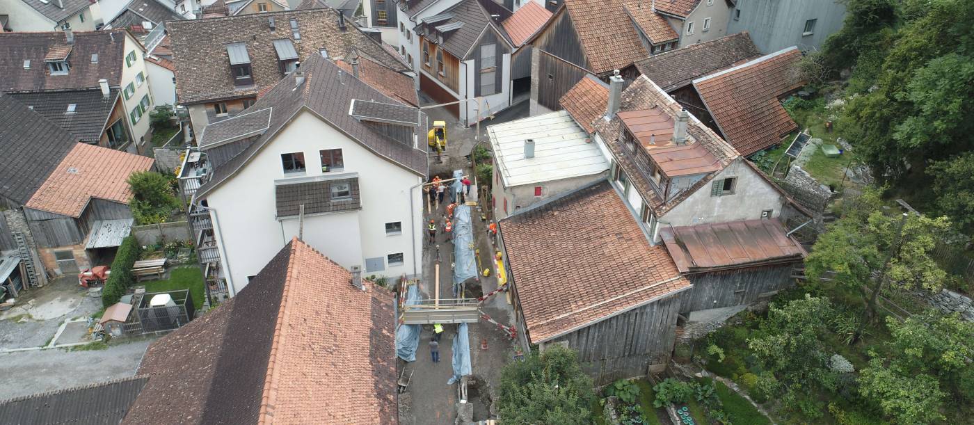 Haldenstein: Sanierung Strasse und Werkleitungen, Geländeaufnahmen, Projekt- und Bauleitung (alle Phasen), Ersatz Wasserleitung und Kanalisation, Ergänzung EW-Rohrblock, Swisscom, Neubau Meteorleitung und Fernwärme, Totalersatz Strassenoberbau, Pflästerungsfläche, Beweissicherung mittels Erschütterungsmessgeräten