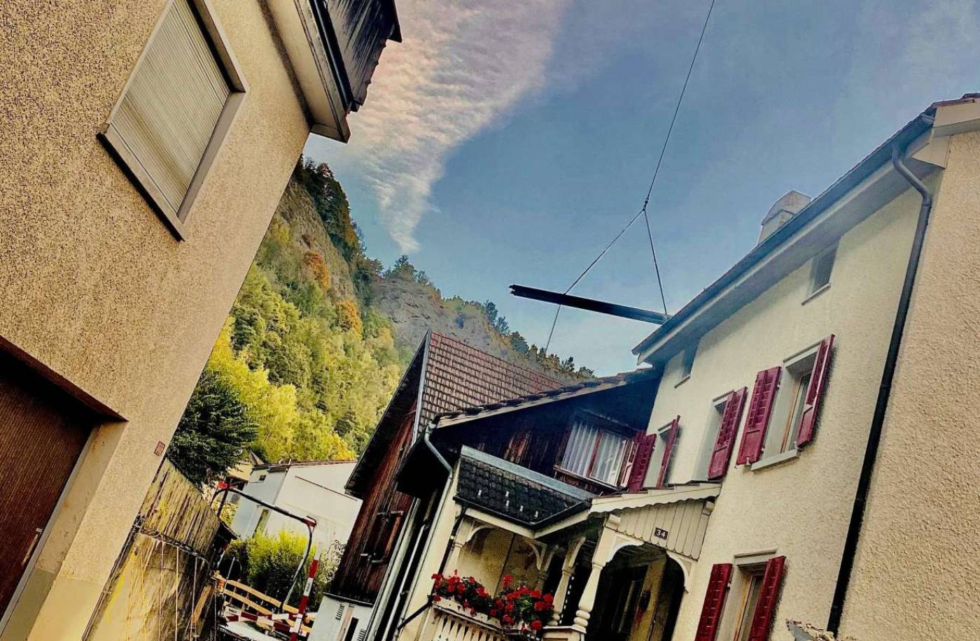 Haldenstein: Sanierung Strasse und Werkleitungen, Geländeaufnahmen, Projekt- und Bauleitung (alle Phasen), Ersatz Wasserleitung und Kanalisation, Ergänzung EW-Rohrblock, Swisscom, Neubau Meteorleitung und Fernwärme, Totalersatz Strassenoberbau, Pflästerungsfläche, Beweissicherung mittels Erschütterungsmessgeräten