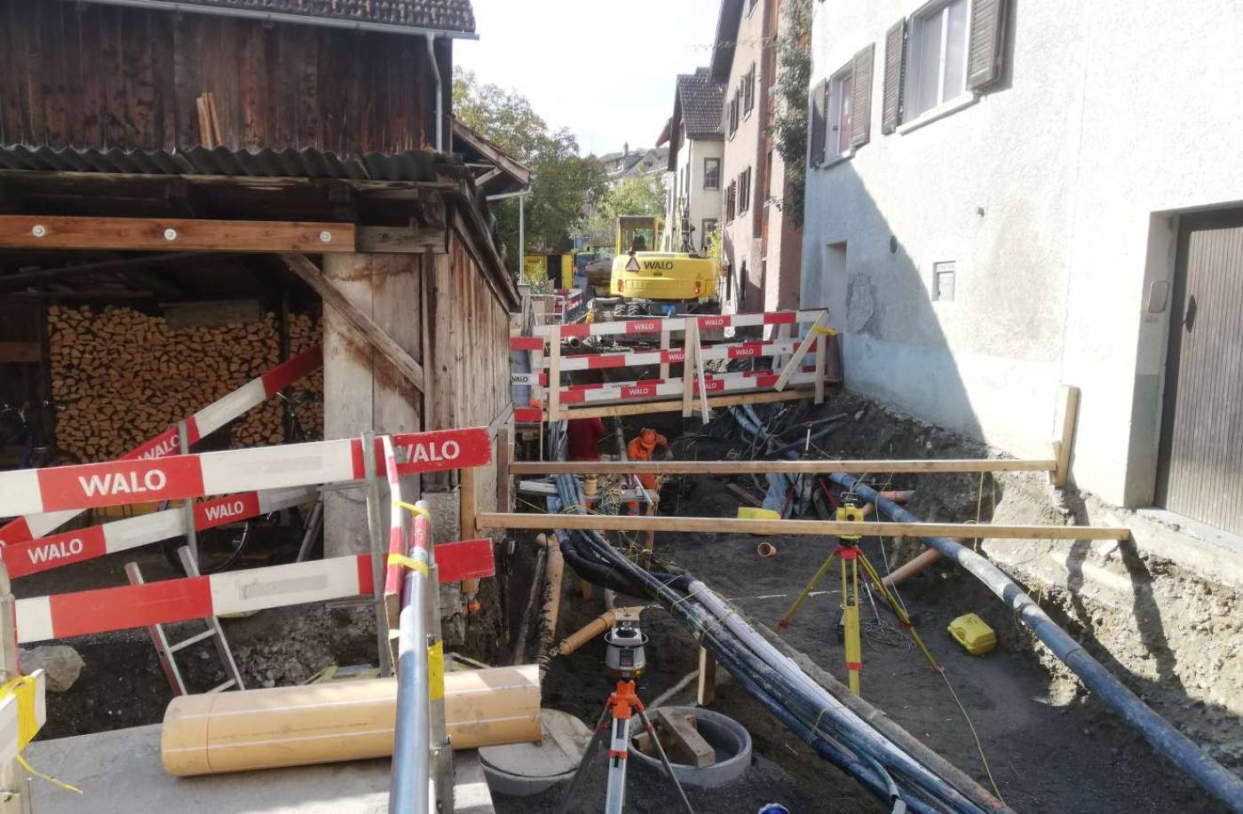 Haldenstein: Sanierung Strasse und Werkleitungen, Geländeaufnahmen, Projekt- und Bauleitung (alle Phasen), Ersatz Wasserleitung und Kanalisation, Ergänzung EW-Rohrblock, Swisscom, Neubau Meteorleitung und Fernwärme, Totalersatz Strassenoberbau, Pflästerungsfläche, Beweissicherung mittels Erschütterungsmessgeräten