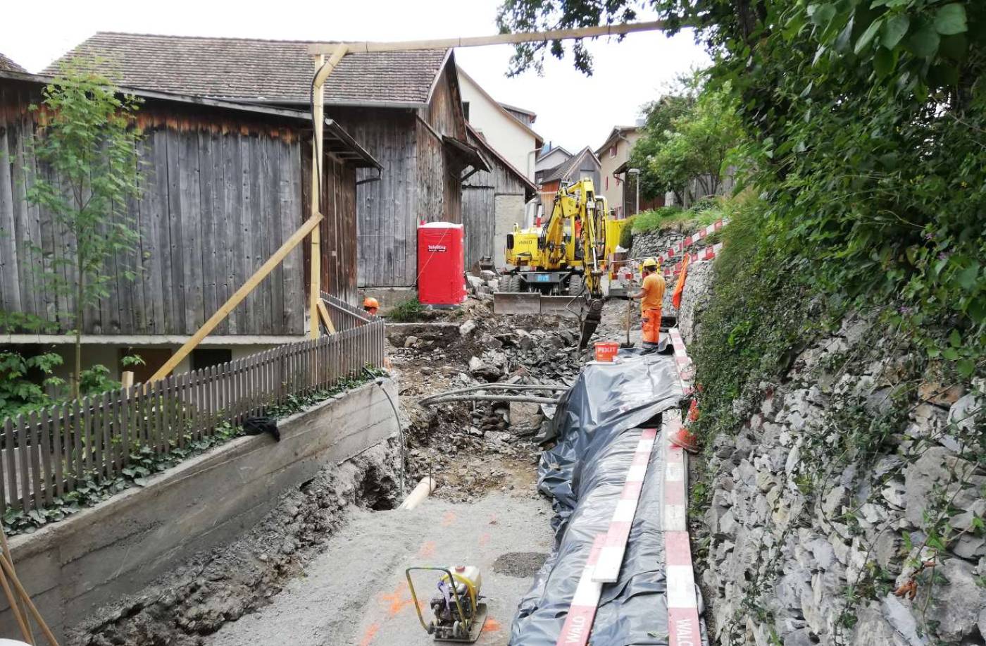 Haldenstein: Sanierung Strasse und Werkleitungen, Geländeaufnahmen, Projekt- und Bauleitung (alle Phasen), Ersatz Wasserleitung und Kanalisation, Ergänzung EW-Rohrblock, Swisscom, Neubau Meteorleitung und Fernwärme, Totalersatz Strassenoberbau, Pflästerungsfläche, Beweissicherung mittels Erschütterungsmessgeräten