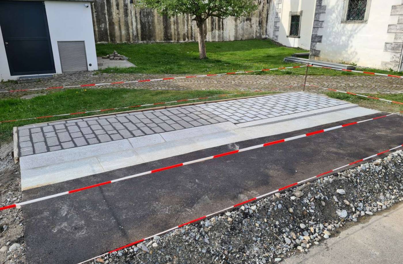 Flims: Strassenraumgestaltung, Bauherrenunterstützung BGK, Div. Abklärungen mit Ämtern, Musterfläche, technische Details, KV, Projekt- und Bauleitung, Über 4'000 m2 Pflästerungsfläche, Neubau Kanalisation ca. 120 m, Neubau Anergieleitung ca. 200 m, Neubau Fernwärmeleitung ca. 400 m