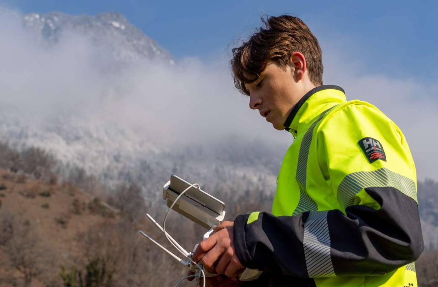 Drohnenvermessung Weisse Arena Bergbahnen
Erfassung von Geländekorrekturen, Ausgebildete Drohnenpiloten, Flugplanung, Passpunktmessung mit GPS, Befliegung mit einer Fixed-Wing- oder Quadrocopter-Drohne, Auswertung und Erstellung der georeferenzierten Punktwolke, Integration in das bestehende Geländemodell