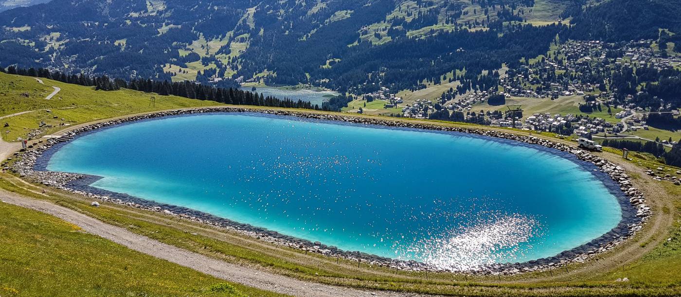 Kontrollmessung Speichersee Scharmoin Periodische Überwachungsmessungen, Erstellung Fixpunktnetz, Installation Überwachungspunkte, Messung Überwachungspunkte mittels Nivellement, Tachymetrie und GNSS