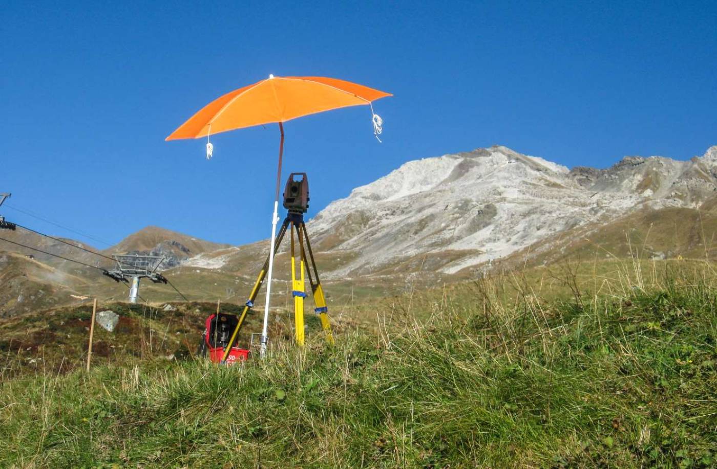 Kontrollmessung Speichersee Scharmoin Periodische Überwachungsmessungen, Erstellung Fixpunktnetz, Installation Überwachungspunkte, Messung Überwachungspunkte mittels Nivellement, Tachymetrie und GNSS