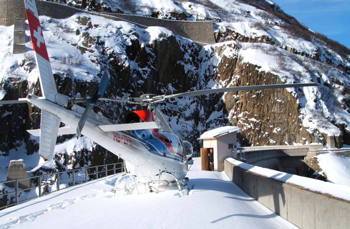 AlpTransit Gotthard Staumauer- und Geländemonitoring, Vollautomatische und kontinuierliche Talquerschnittsüberwachung bei 3 Staumauern, Höhenüberwachung an 10 exponierten Stellen im Hochgebirge mittels GPS, Messanlagen mit unabhängiger Stromversorgung mit Solaranlagen