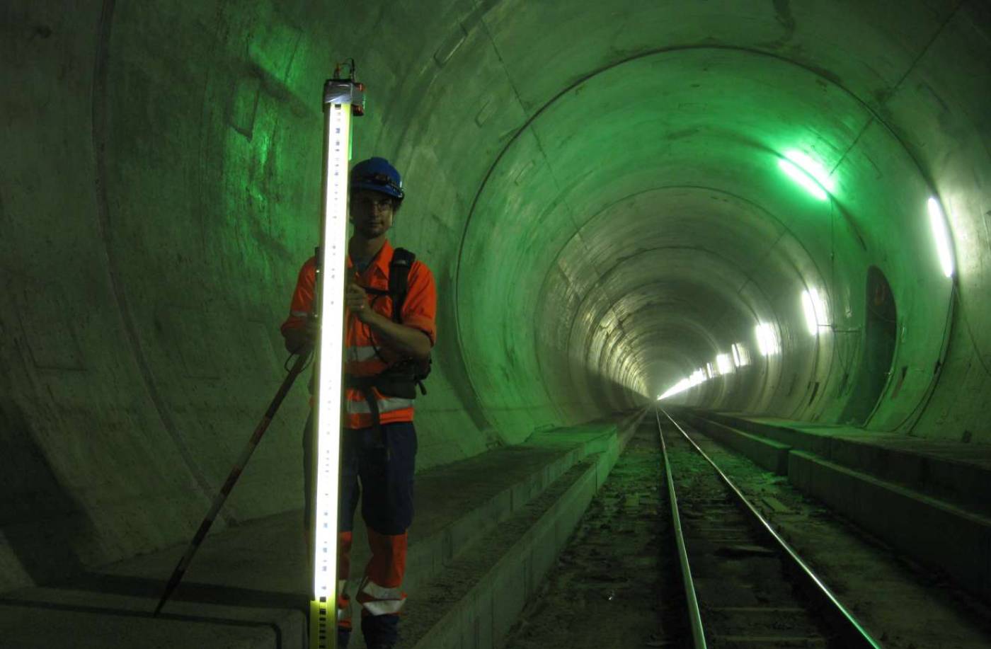 Gotthard-Basistunnel Bauherrenvermessung, Grundlagenvermessung, Konzept Tunnelvermessung, Lotungen im Schacht Sedrun, Überwachung von Deformationen, Expertisen zur Risikominimierung, Kreiselmessungen, Kontrolle der Gleislage, Kontrolle des Rohbaus mittels Präzisionslaserscanning