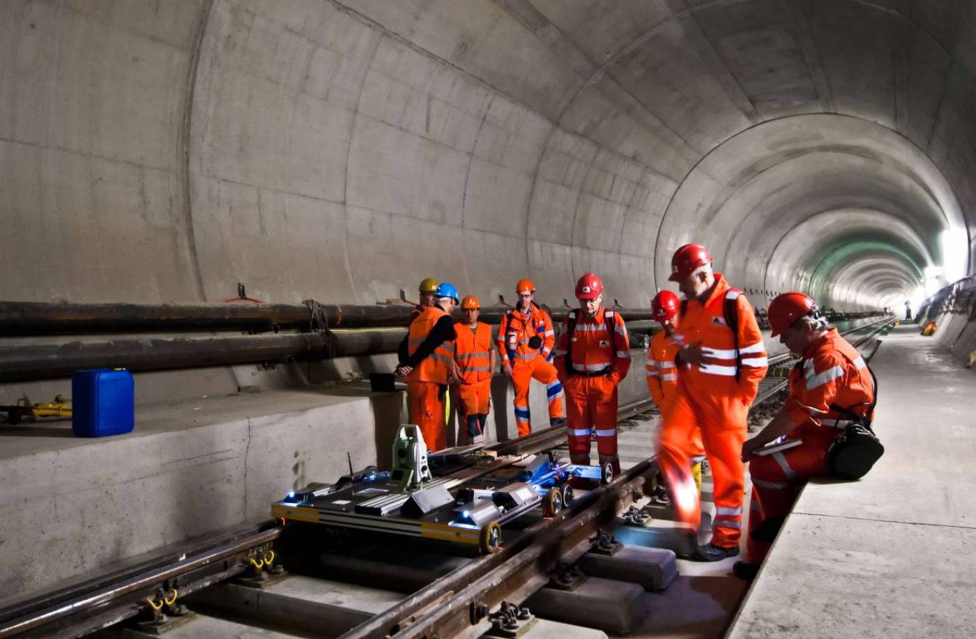 Gotthard-Basistunnel Bauherrenvermessung, Grundlagenvermessung, Konzept Tunnelvermessung, Lotungen im Schacht Sedrun, Überwachung von Deformationen, Expertisen zur Risikominimierung, Kreiselmessungen, Kontrolle der Gleislage, Kontrolle des Rohbaus mittels Präzisionslaserscanning