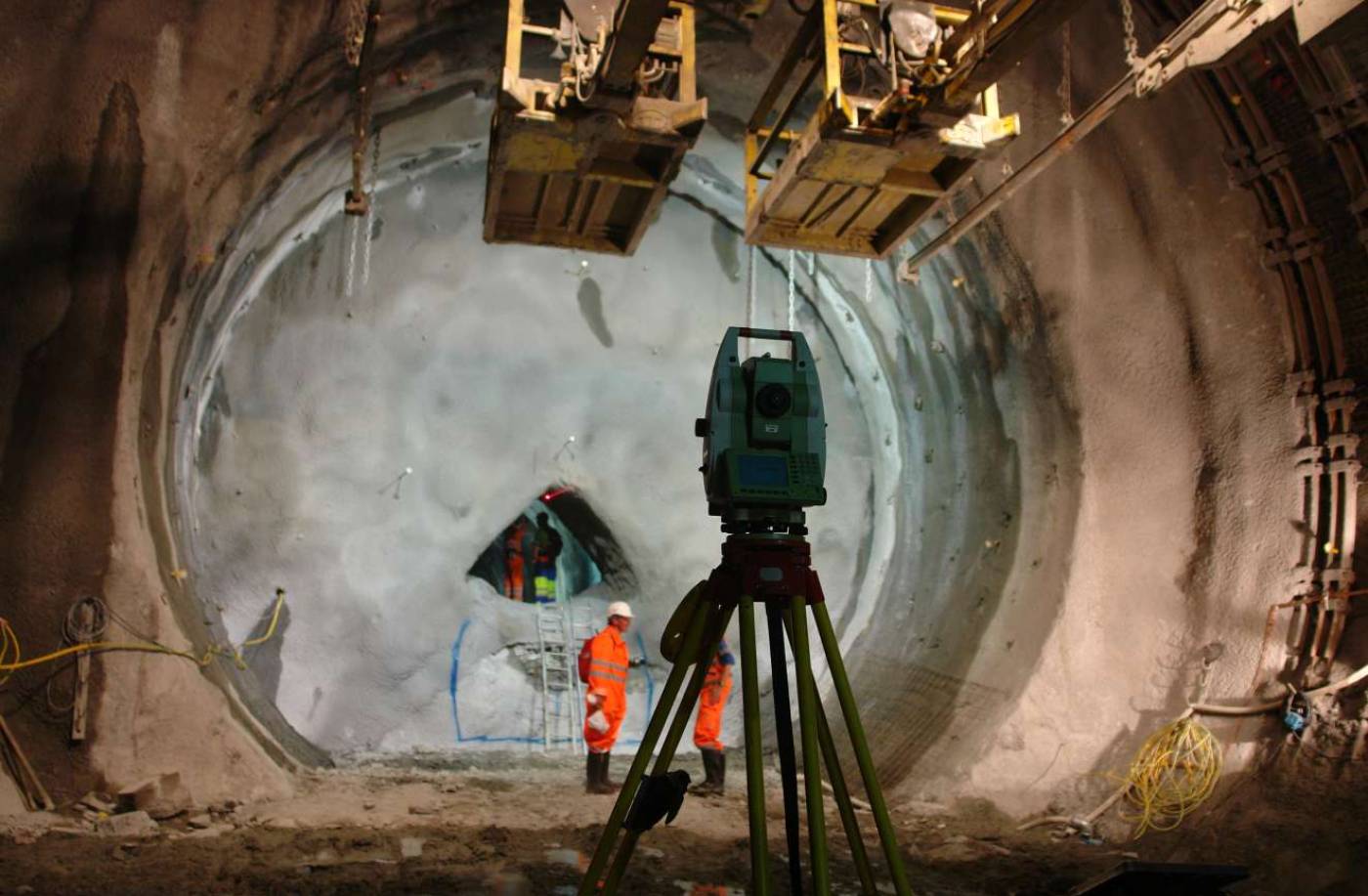 Gotthard-Basistunnel Bauherrenvermessung, Grundlagenvermessung, Konzept Tunnelvermessung, Lotungen im Schacht Sedrun, Überwachung von Deformationen, Expertisen zur Risikominimierung, Kreiselmessungen, Kontrolle der Gleislage, Kontrolle des Rohbaus mittels Präzisionslaserscanning