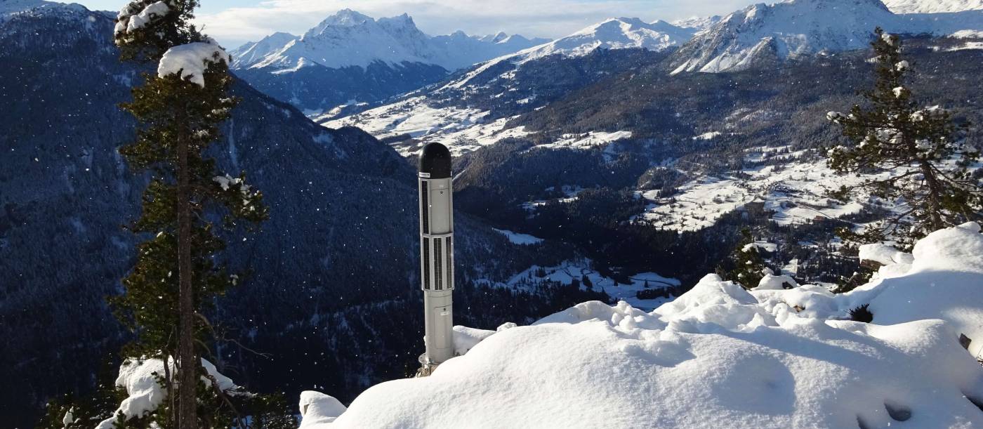 GNSS-Monitoring Bergsturzgebiet Brienz/Brinzauls GR, Lieferung, Installation und Inbetriebnahme von 9 autonomen, solarbetriebenen GPS-Sensoren und 1 lokale GPS-Referenzstation., Automatische Überwachung inkl. Alarmierung mit hochpräzisen 1h-, 4h- und 24h-Lösungen., Online-Zugriff auf aktuelle Messwerte via web-basiertem Kundenportal.