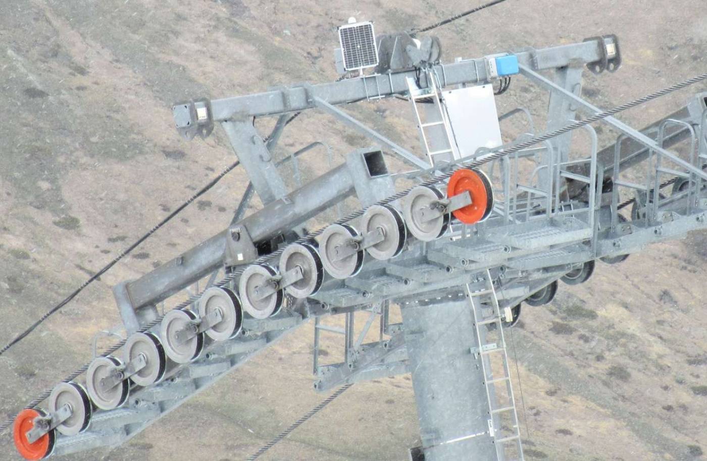 Monitoring Bergbahnen Zermatt
Permanente Stützen-Überwachungsmessungen, 9 GNSS: Überwachung mit hochpräzisen 4 Stunden-Lösungen, (< 3 mm in der Lage), 2 lokale GNSS-Referenzstationen, 2 Laserdistanzmessungen