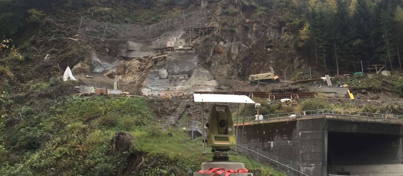 Monitoraggio parete rocciosa Stalvedro, Pianificazione, installazione e messa in funzione del sistema automatico di monitoraggio, Monitoraggio automatico geodetico (stazione totale), Monitoraggio automatico geotecnici (fessurimetri), Allarme in caso di superamento di una soglia (SMS, sirena, lampeggiante), Portale internet per clienti