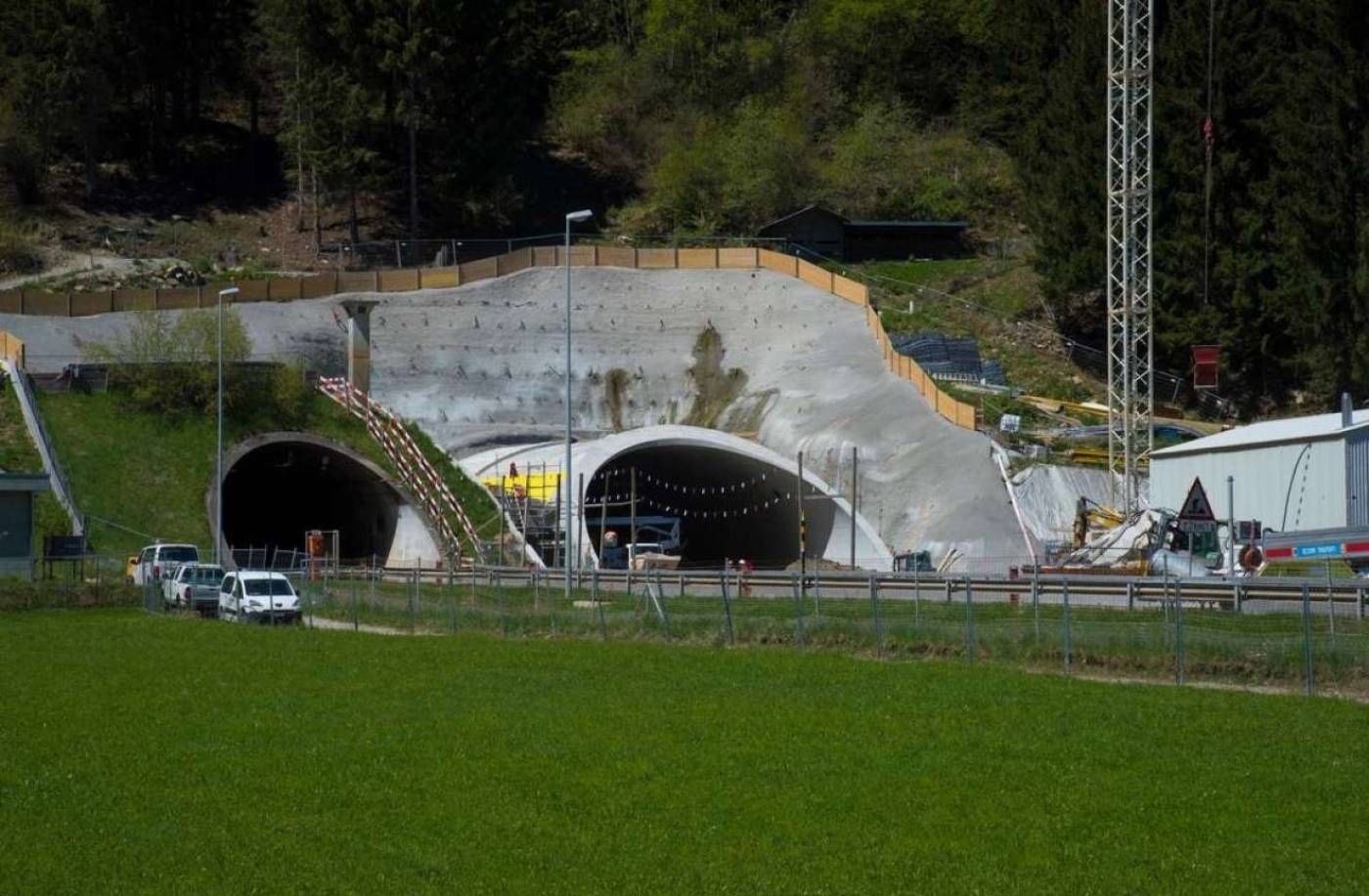 Monitoraggio parete rocciosa Stalvedro, Pianificazione, installazione e messa in funzione del sistema automatico di monitoraggio, Monitoraggio automatico geodetico (stazione totale), Monitoraggio automatico geotecnici (fessurimetri), Allarme in caso di superamento di una soglia (SMS, sirena, lampeggiante), Portale internet per clienti