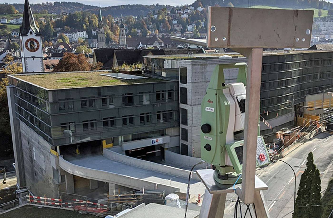 Erweiterung Parkhaus UG25, St. Gallen, Planung & Installation eines komplexen und umfangreichen Messsystems, Autom. Messung & Alarmierungen bei Grenzwertüberschreitungen von Setzungen, Lageverschiebungen, Presskräften, Erschütterungen, ..., Man. Deformationsmessungen an der Baustelle, umliegenden Bauwerke und des Geländes (213 3D-Punkte, 85 Pkt. Nivellement, 12 Inklinometer)