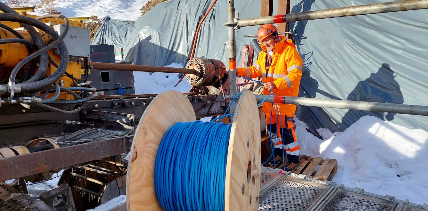 Bohrung Lüegelti, Porenwasserdruckgeber,
Tunnel Täsch-Zermatt/VS, Einbau von zwei Porenwasser-druckgebern (PWD) in einer horizontalen Bohrung auf Tiefen von 442,3 m und 336 m., Installation eines Dataloggers für eine kontinuierliche Registrierung der Messungen