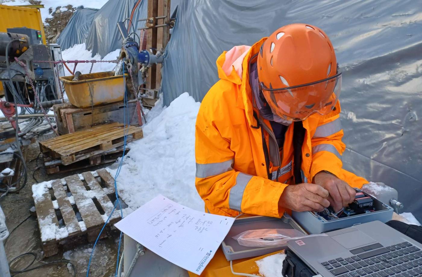 Bohrung Lüegelti, Porenwasserdruckgeber,
Tunnel Täsch-Zermatt/VS, Einbau von zwei Porenwasser-druckgebern (PWD) in einer horizontalen Bohrung auf Tiefen von 442,3 m und 336 m., Installation eines Dataloggers für eine kontinuierliche Registrierung der Messungen