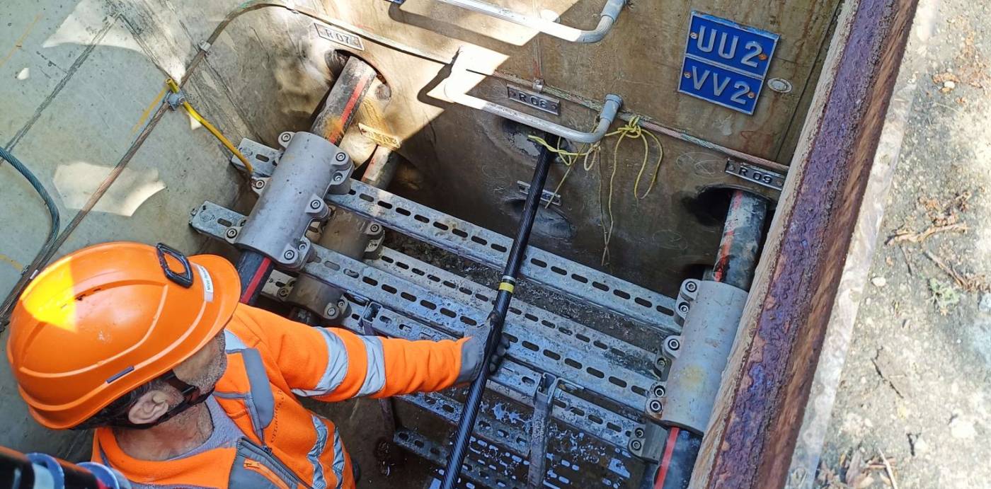 Verlaufsmessung eines Kabelkanals mit der Gyro-Sonde (Kreiselkompass) von zwei Schächten aus, Wipkingen ZH, Vermessung der Schächte über Fixpunkte im Wipkingertunnel (Nordbrücke) und an der Wasserwerkstrasse., Bohrloch- / Kanalvermessung mit der Gyrosonde horizontal bis 120m, Zusammenstellung und Darstellung der Resultate mit allen Koordinaten auf einem Plan.