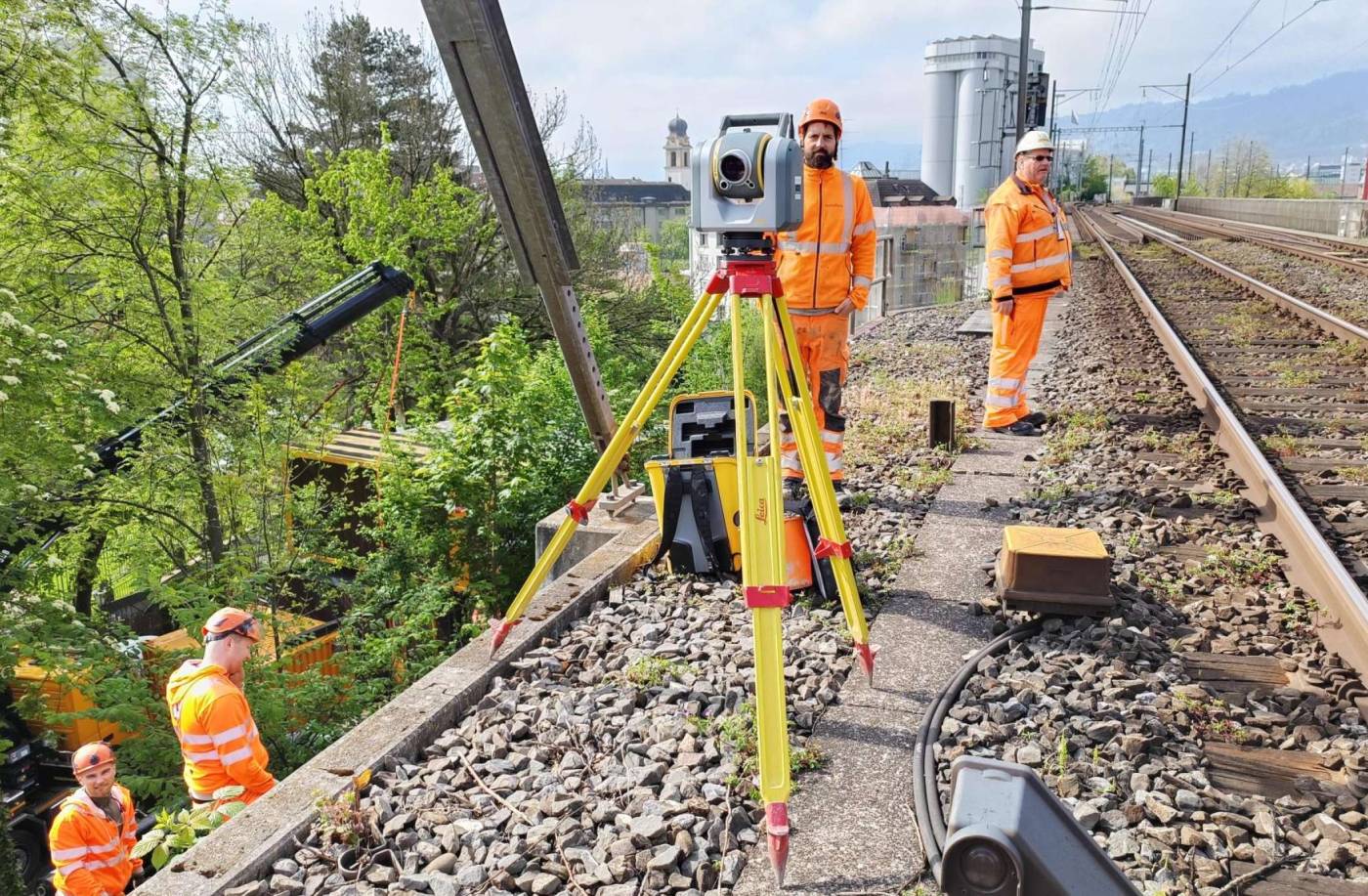 Verlaufsmessung eines Kabelkanals mit der Gyro-Sonde (Kreiselkompass) von zwei Schächten aus, Wipkingen ZH, Vermessung der Schächte über Fixpunkte im Wipkingertunnel (Nordbrücke) und an der Wasserwerkstrasse., Bohrloch- / Kanalvermessung mit der Gyrosonde horizontal bis 120m, Zusammenstellung und Darstellung der Resultate mit allen Koordinaten auf einem Plan.