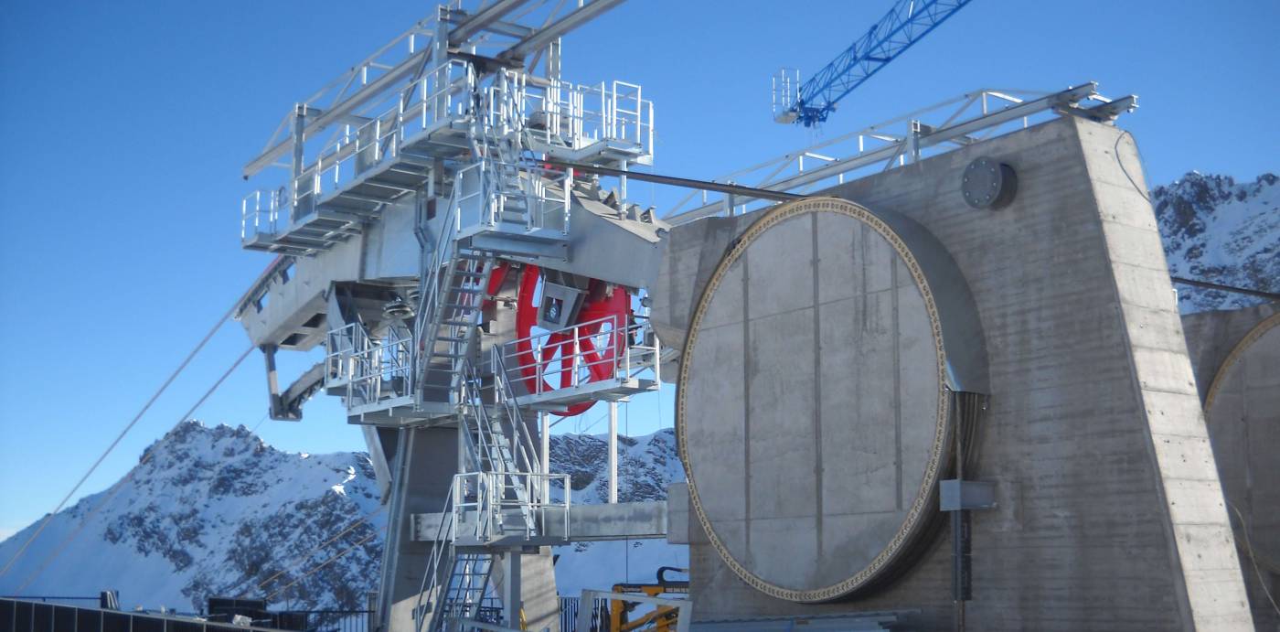 Bauvermessung Bergbahnen, Erstellung und Messung Fixpunktenetz über gesamte BahnanlageErfassung Datengrundlagen für Planung, Bauabsteckungen und Kontrolle EinlagenAbsteckungen und Kontrolle Stahlbau, Stützen, Stationen und Antriebe auf Masshaltigkeit prüfen