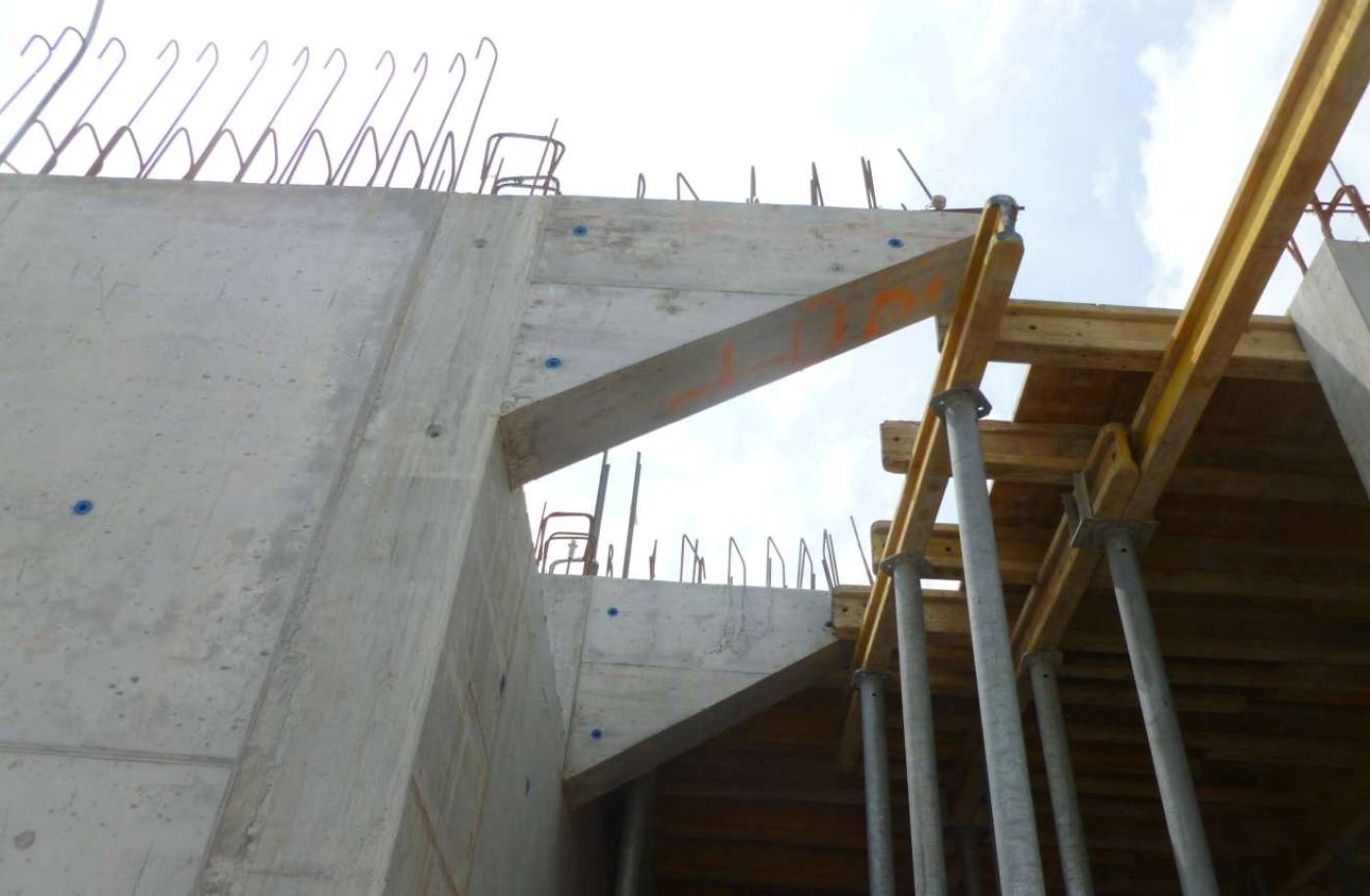 Wohn- und Gewerbegebäude Ortskern, Honau 1.Etappe, Baugrube, Baugrubensicherung, Werkleitung und Kanalisation, Tragwerksplanung, Baukontrollen