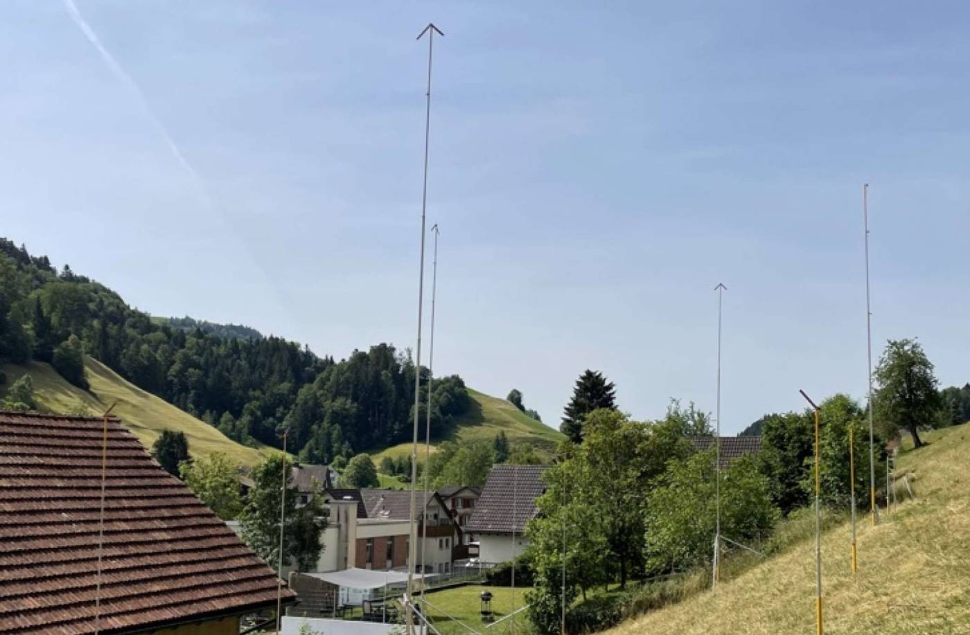 Neubau MFH Gubelweg 11, 8497 Fischenthal, Absteckung und Erstellen des Baugespanns.