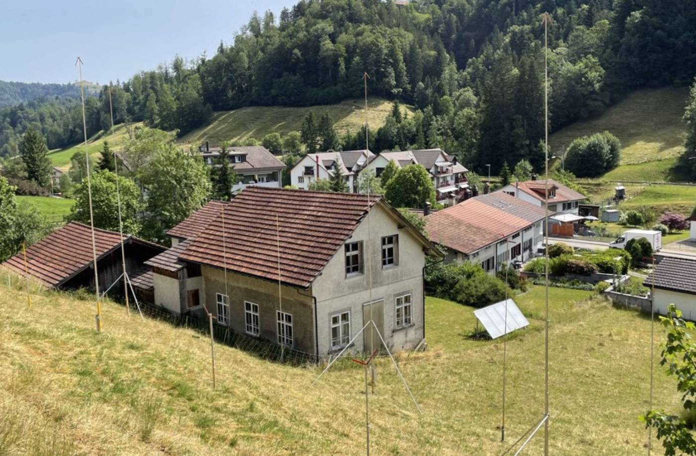 Neubau MFH Gubelweg 11, 8497 Fischenthal, Absteckung und Erstellen des Baugespanns.